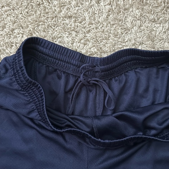 EUC Men’s Under Armour Navy/White Right Leg Logo Shorts 1201195 Size XL - Picture 5 of 8